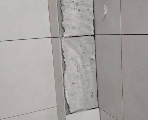 福泉瓷砖空鼓维修公司分享下瓷砖施工前基层浇水润湿程度不足，可能导致以下问题